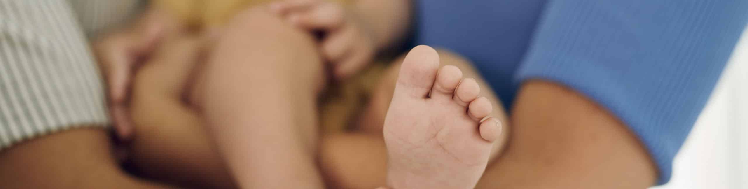 Beba u majčinom naručju.