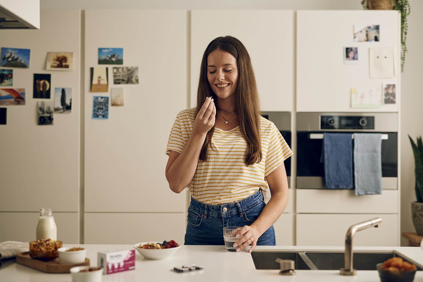 Trudnica prije uzimanja Novalac prenatalnih kapsula uz doručak i čašu vode.