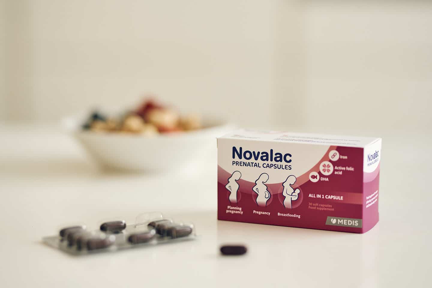 Novalac prenatalne kapsule na stolu s fokusom na sastojke