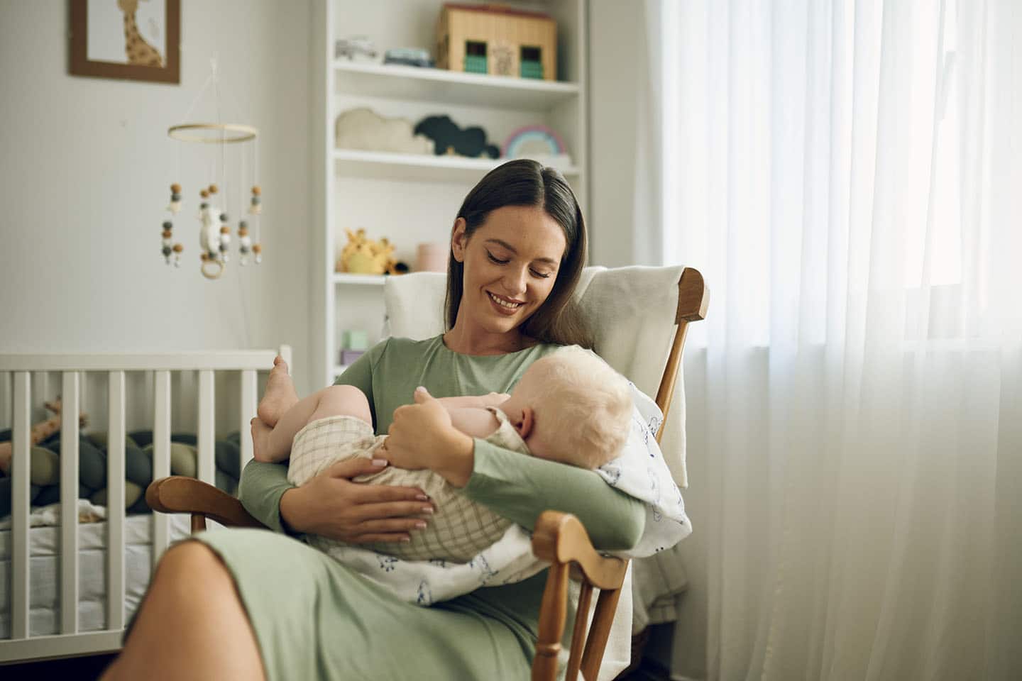 Majka doji bebu u vrtiću