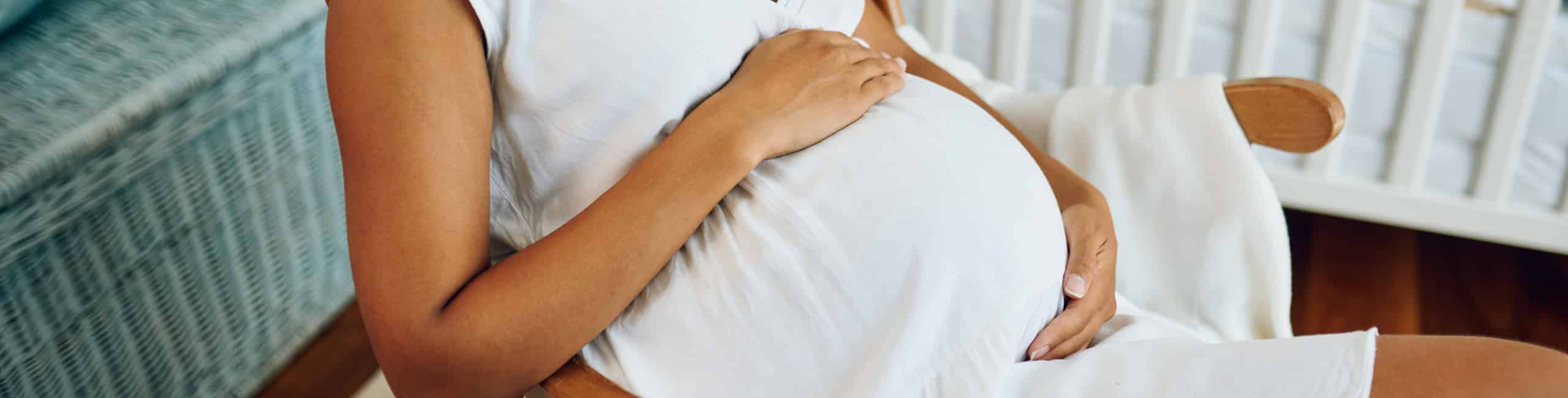 Trudnica opušteno sjedi u ljuljački