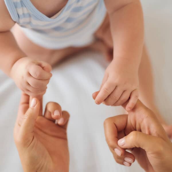 Beba drži majčine prste