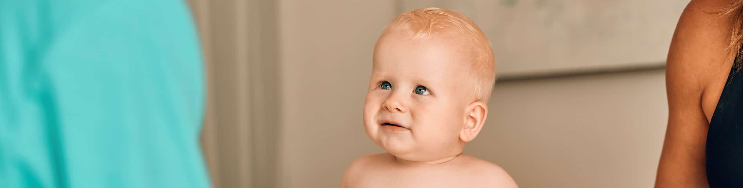 Bebu pregledava patronažna sestra