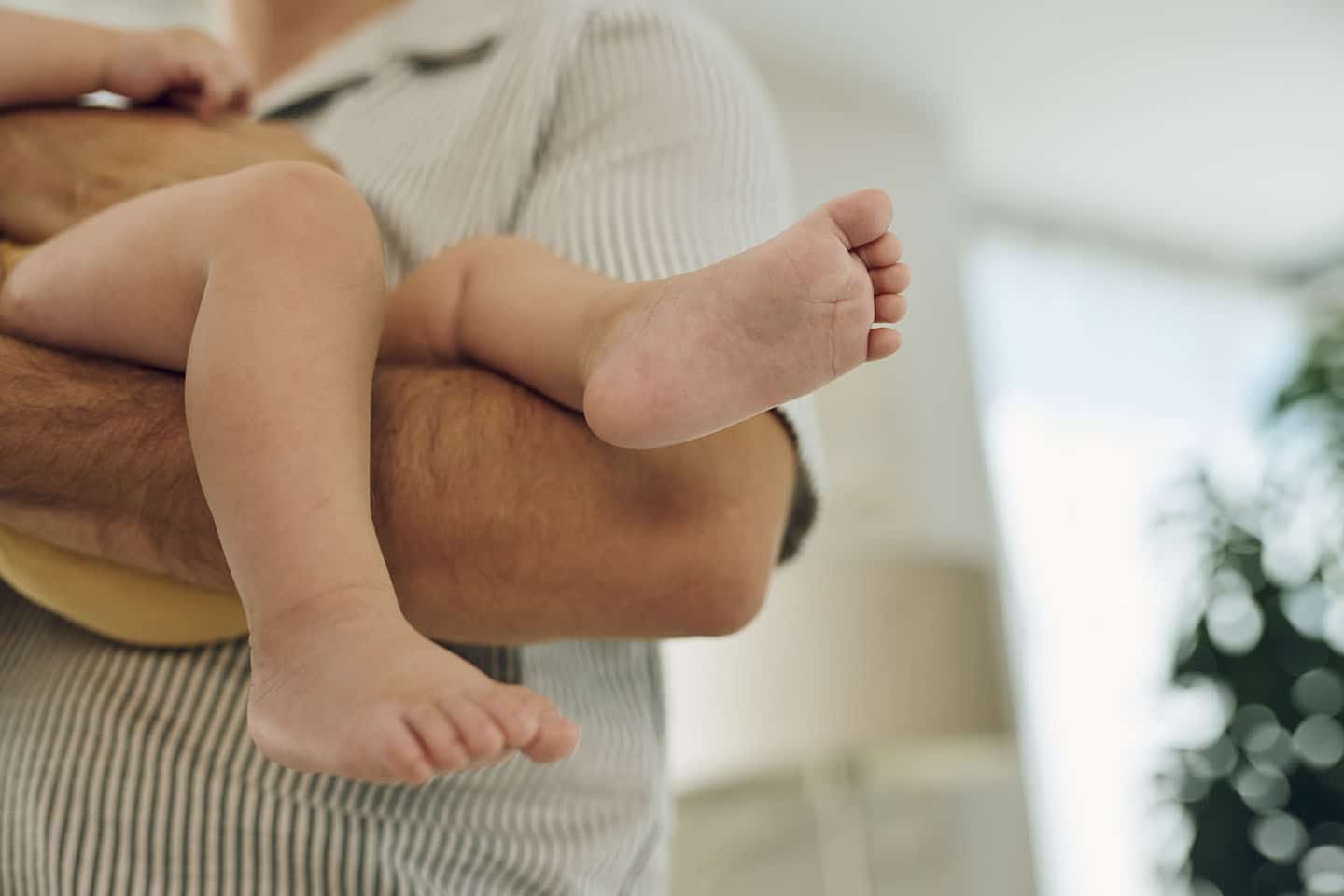 Snimka djetetovog stopala u rukama roditelja