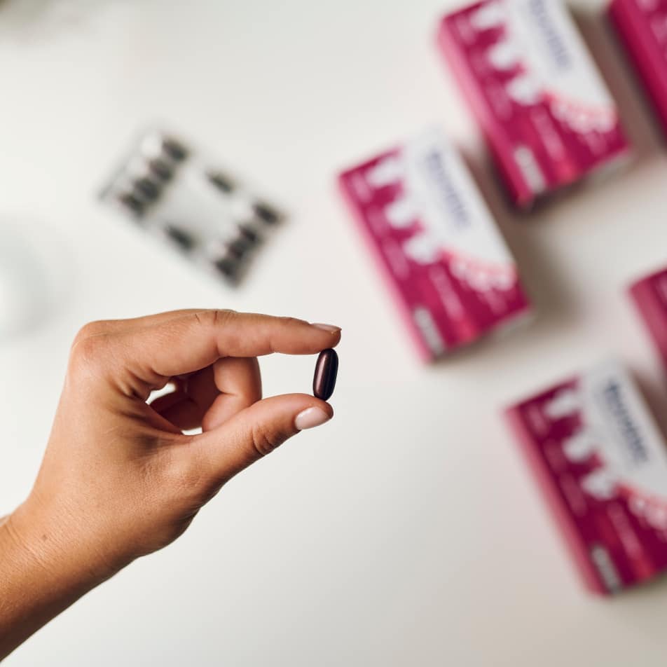 Ruka drži Novalac kapsulu s aktivnom folnom kiselinom Quatrefolic.