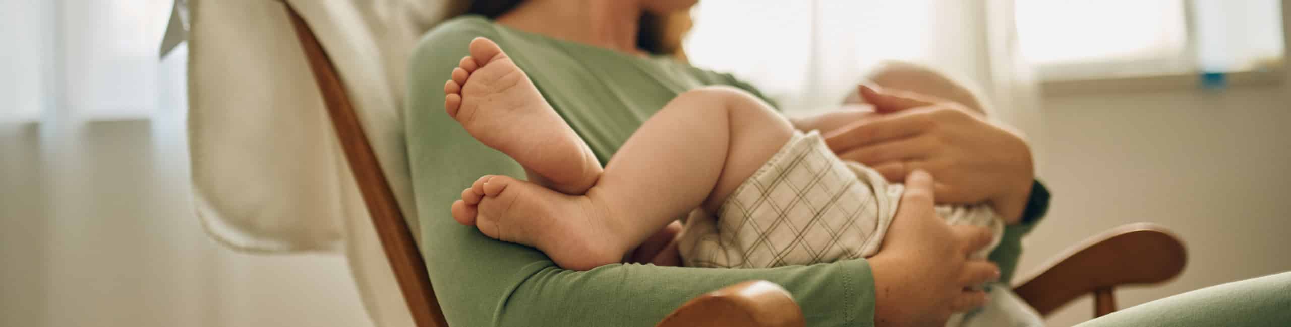 Majka drži bebu u naručju.