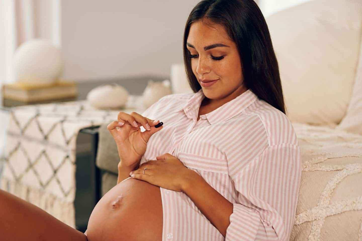 Trudnica uzima dodatak prehrani