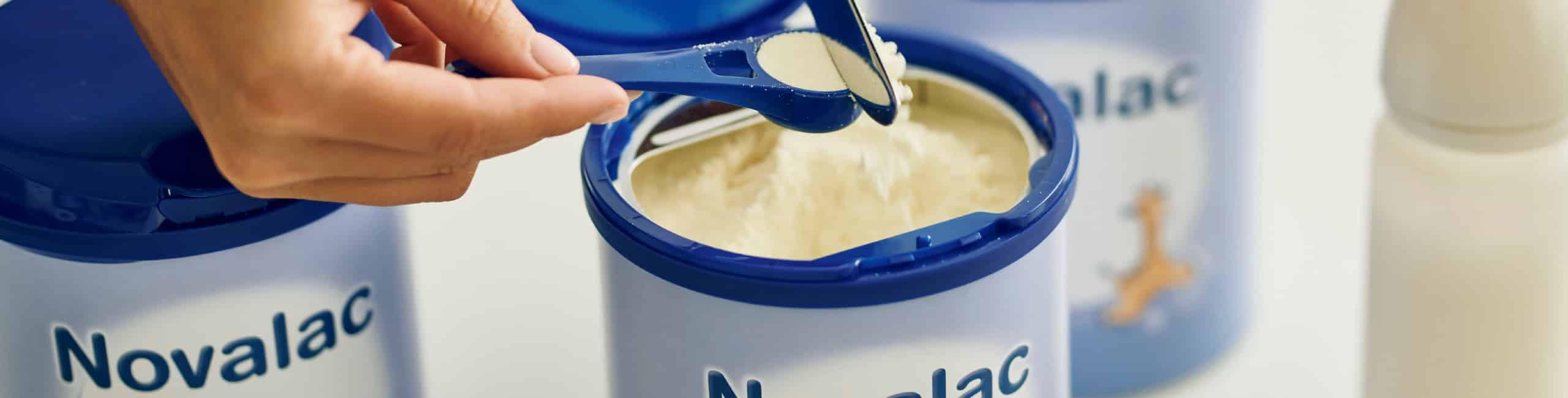 Majka odmjerava porciju Novalac nadomjesne formule.